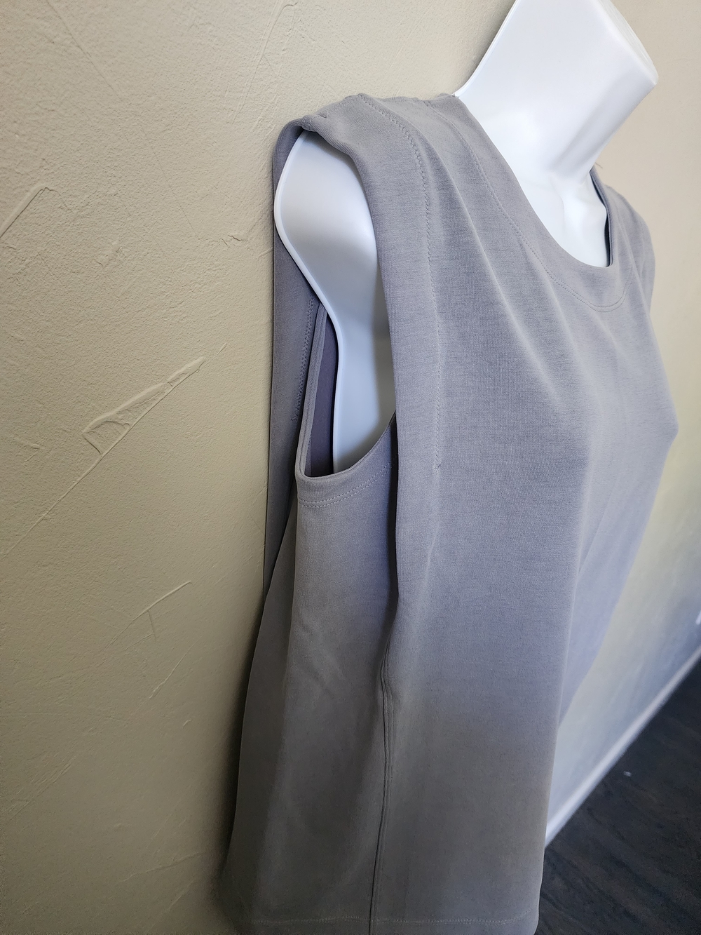 Athleta Light Gray Sleeveless Tank Top Size Small - Picture 3 of 6